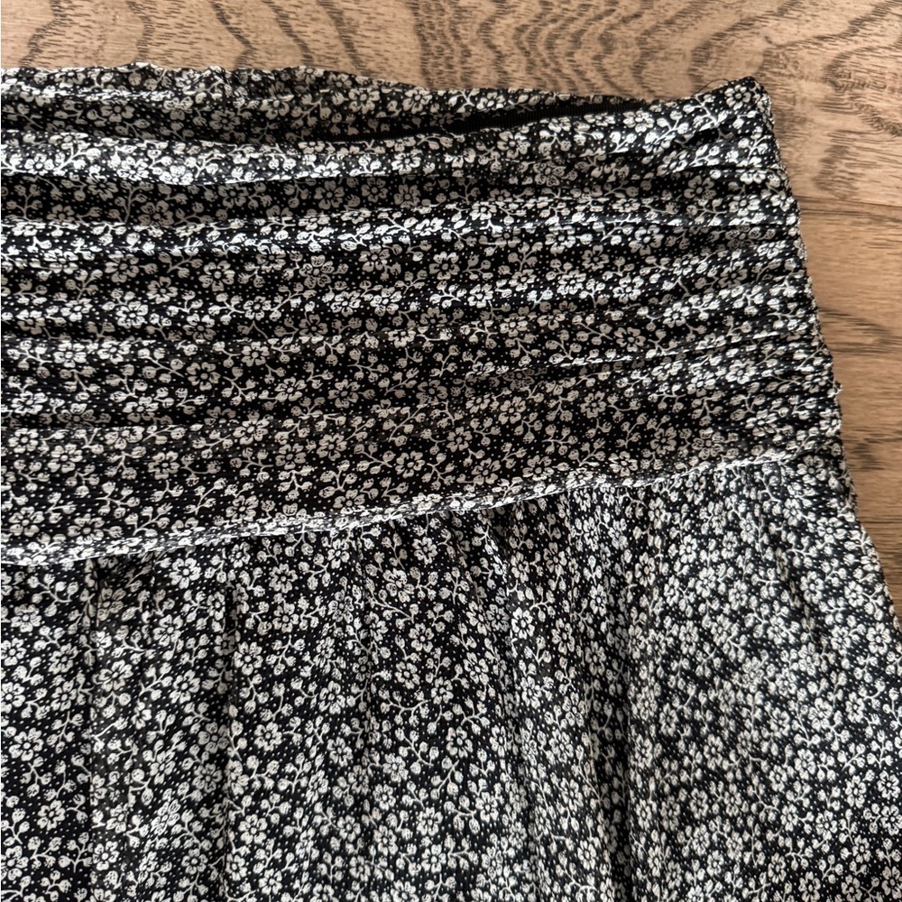 Express Size 0 Black White Floral Ruched Waist Mini Skirt - Chic & Feminine - Picture 2 of 5